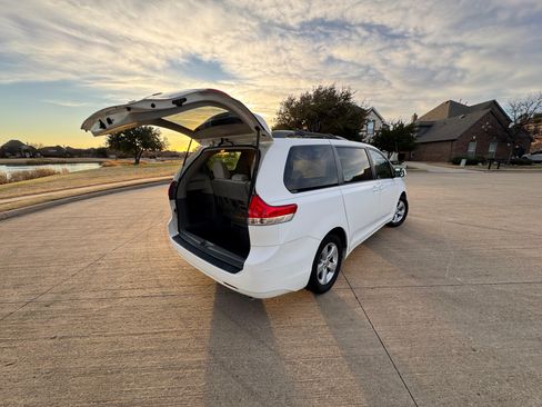 Used 2011 Toyota Sienna LE image 22