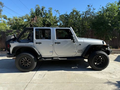 Used 2010 Jeep Wrangler Unlimited Sport AWD/4WD image 6