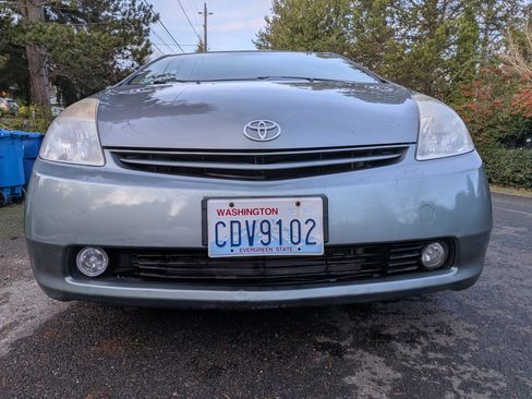 Used 2005 Toyota Prius Hatchback 4D image 2