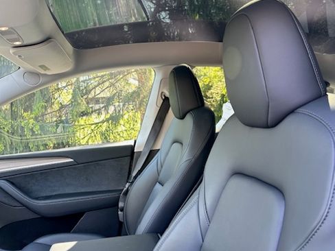 Used 2022 Tesla Model Y Long Range image 8