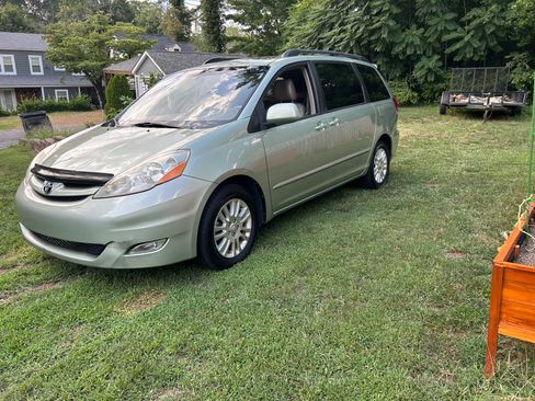 Used 2010 Toyota Sienna XLE image 2