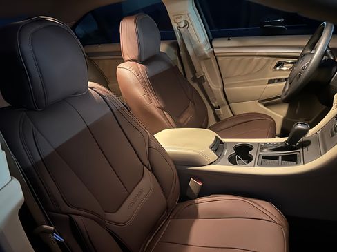 Used 2017 Ford Taurus SE image 11