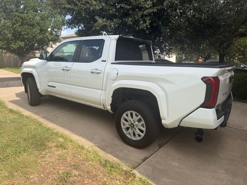 Used 2026 Toyota Tacoma SR5 AWD/4WD image 5