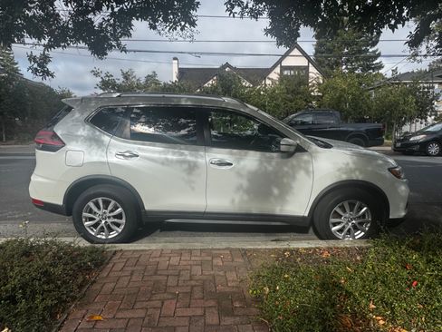 Used 2018 Nissan Rogue SV image 1