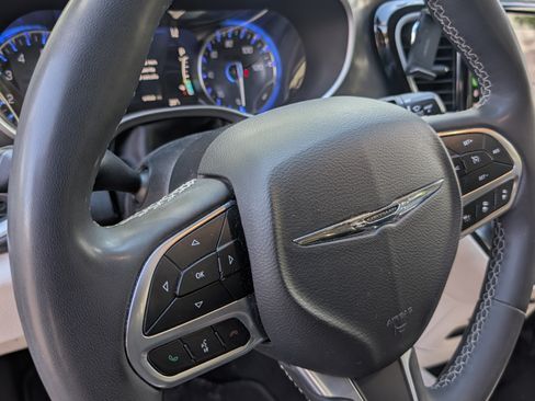 Used 2022 Chrysler Pacifica Touring-L image 8