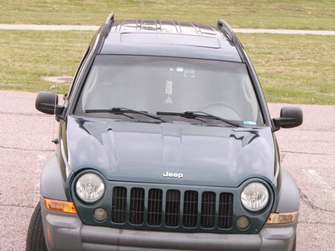 Used 2005 Jeep Liberty Sport image 2