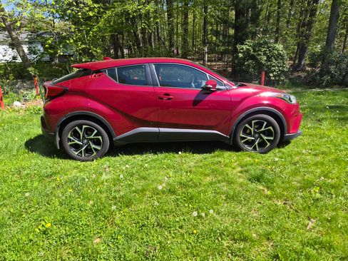 Used 2018 Toyota C-HR XLE FWD image 1