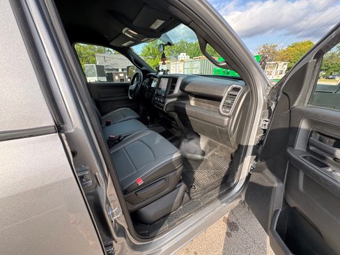 Used 2024 RAM 2500 Tradesman w/ Chrome Appearance Group image 20