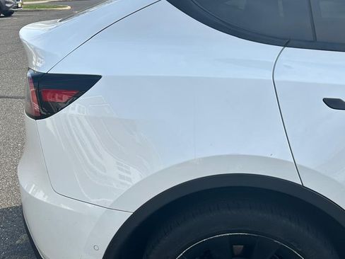 Used 2022 Tesla Model Y Long Range image 11