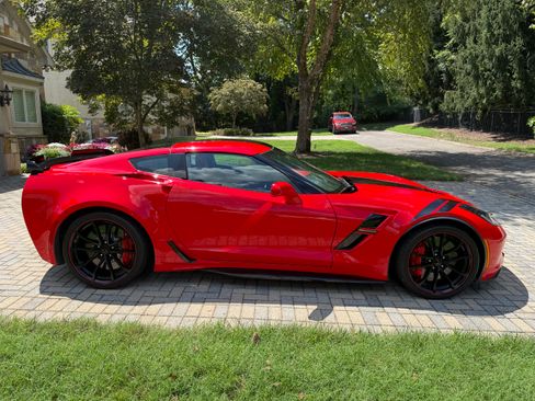 Used 2019 Chevrolet Corvette Grand Sport w/ Z07 Performance Package RWD image 8