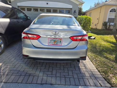 Used 2018 Toyota Camry LE image 5