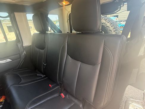 Used 2016 Jeep Wrangler Unlimited Rubicon AWD/4WD image 8