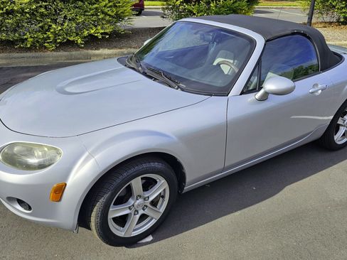 Used 2006 MAZDA MX-5 Miata Convertible 2D image 1
