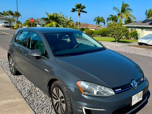 Used 2016 Volkswagen e-Golf SE FWD image 1