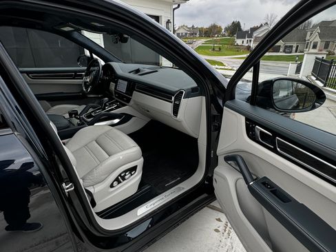 Used 2020 Porsche Cayenne Turbo image 10