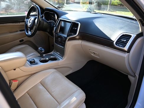 Used 2015 Jeep Grand Cherokee Limited w/ Luxury Group II image 10