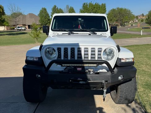 Used 2018 Jeep Wrangler Unlimited Sahara AWD/4WD image 5