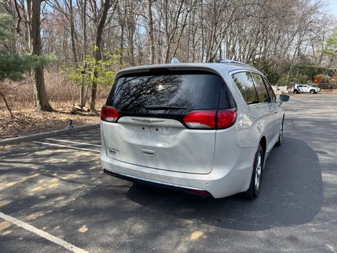 Used 2017 Chrysler Pacifica Touring-L Plus w/ Advanced Safetytec Group image 5