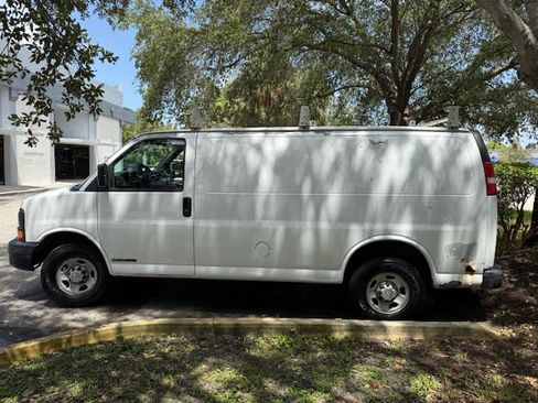 Used 2007 Chevrolet Express 3500 image 1