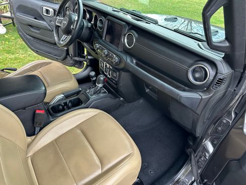 Used 2019 Jeep Wrangler Unlimited Sahara image 16