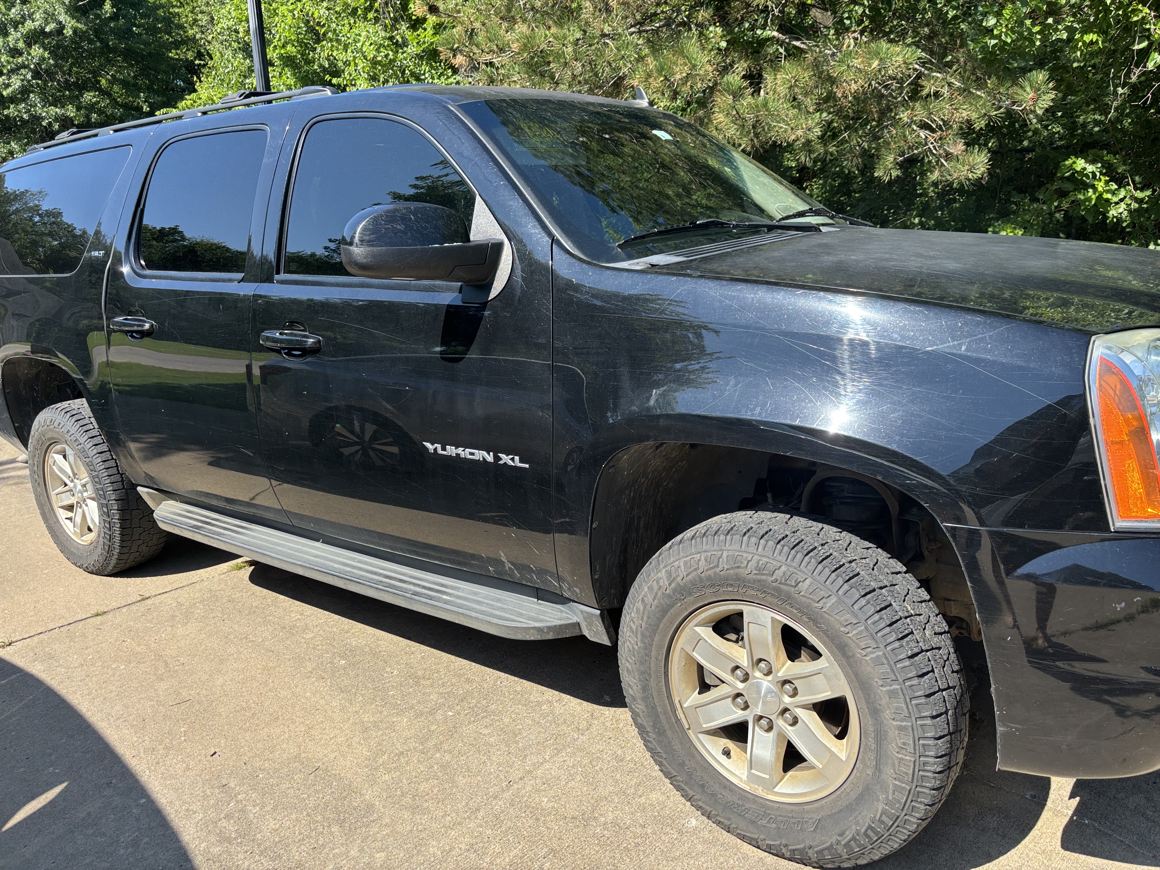 Used 2013 GMC Yukon XL SLT w/ SLT-2 Equipment Package AWD/4WD image 2