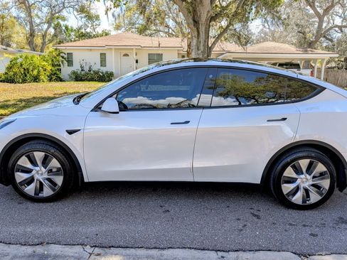 Used 2022 Tesla Model Y Long Range image 10