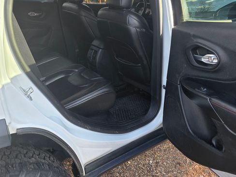 Used 2019 Jeep Cherokee Trailhawk image 16
