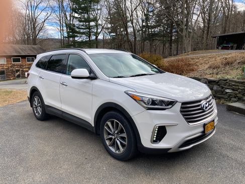 Used 2017 Hyundai Santa Fe SE image 1