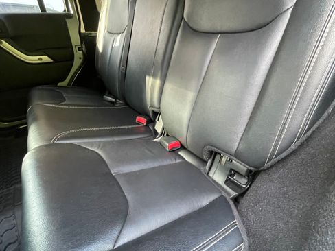 Used 2018 Jeep Wrangler Unlimited Rubicon w/ Connectivity Group AWD/4WD image 22