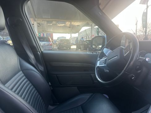 Used 2023 Land Rover Discovery S image 10