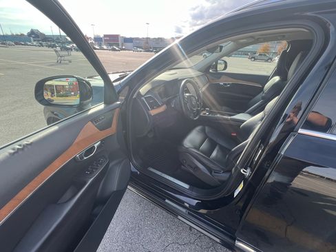 Used 2023 Volvo XC90 B6 Plus w/ Protection Package Premier image 12