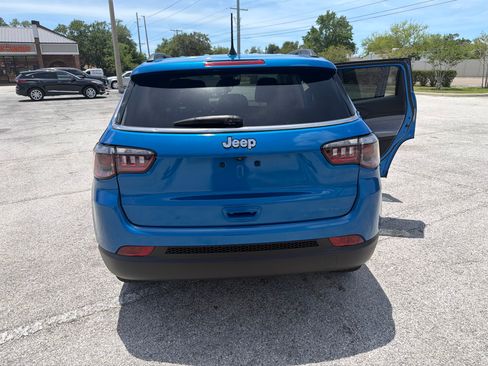 Used 2022 Jeep Compass Latitude FWD image 2