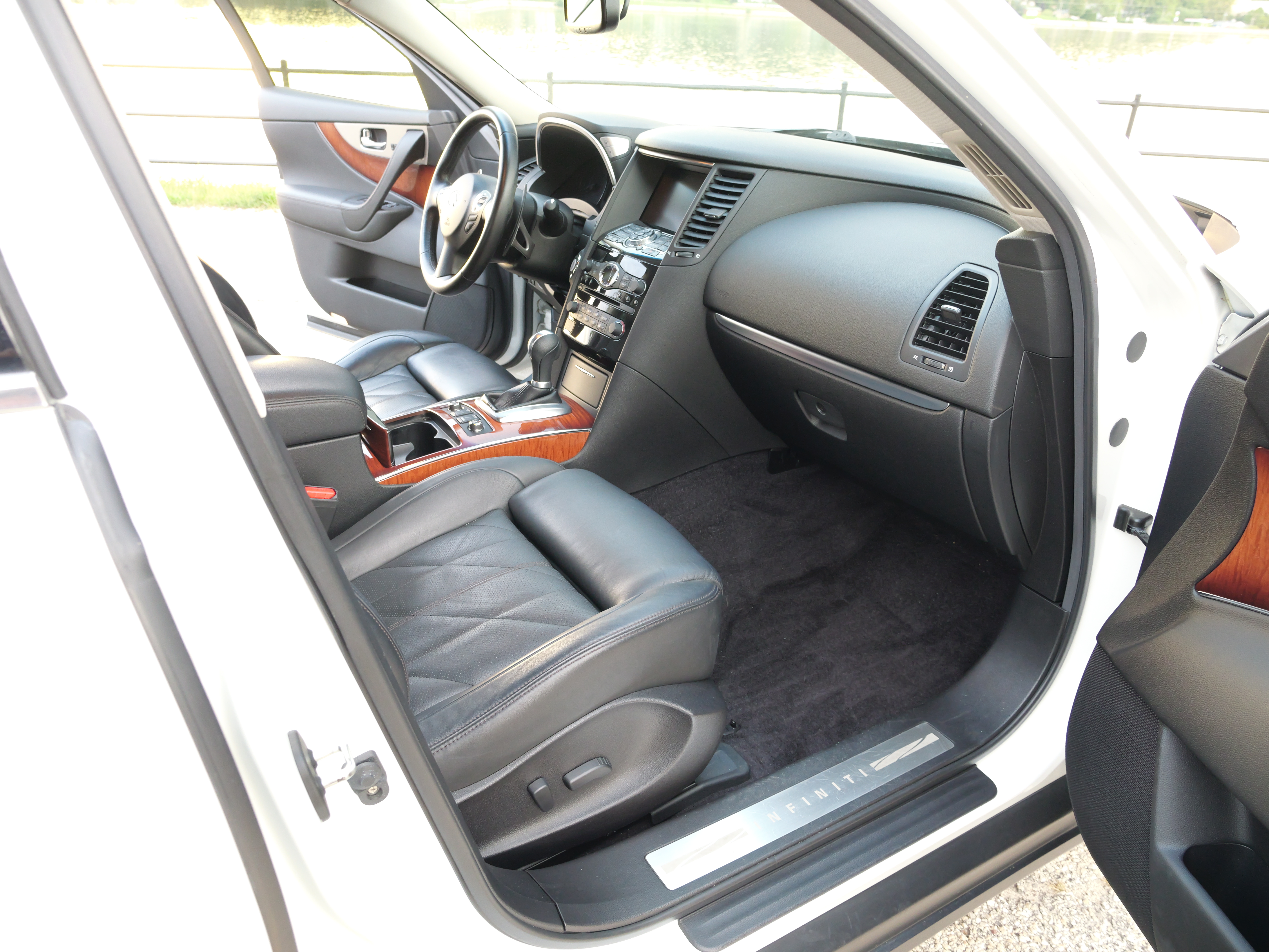 Used 2012 INFINITI FX50 AWD w/ Sport Pkg image 21