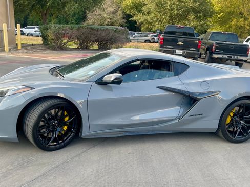 Used 2025 Chevrolet Corvette Z06 RWD image 8