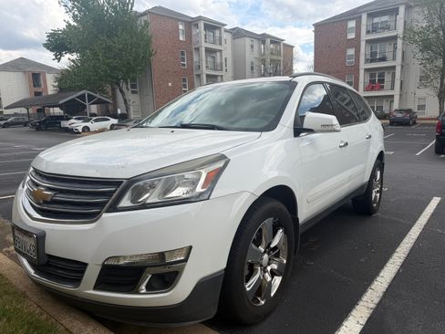 Used 2016 Chevrolet Traverse LT w/ Style and Technology Package image 4