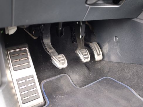 Used 2024 Volkswagen Golf R image 9