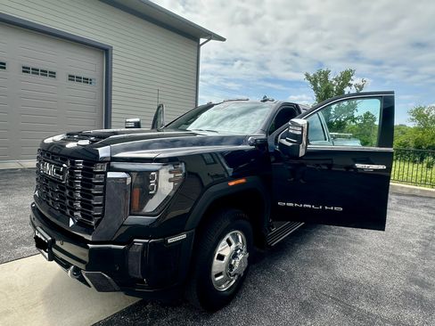 Used 2024 GMC Sierra 3500 Denali Ultimate AWD/4WD image 17