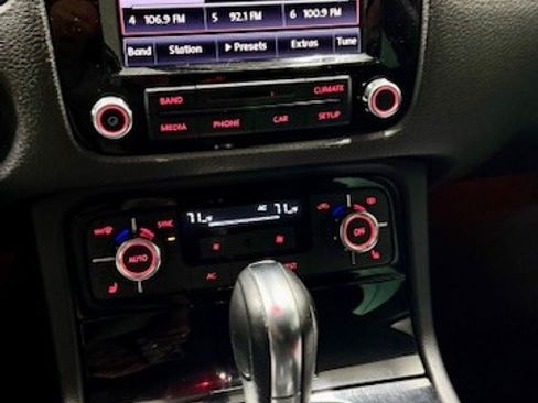 Used 2013 Volkswagen Touareg Sport image 21