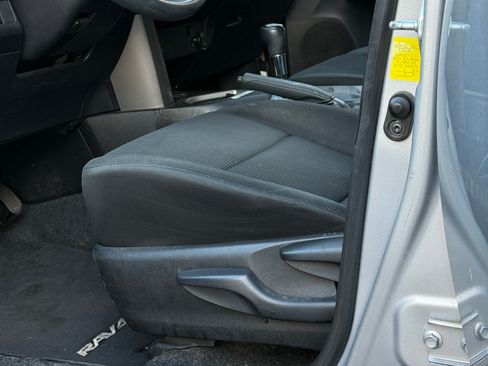 Used 2017 Toyota RAV4 LE image 17