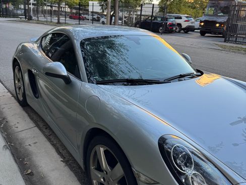 Used 2015 Porsche Cayman image 2