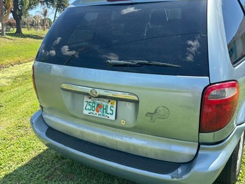Used 2005 Chrysler Town & Country FWD image 2