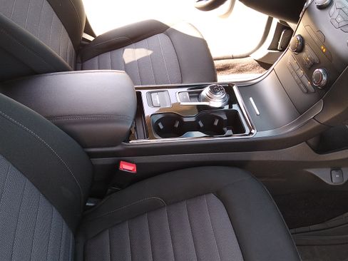 Used 2019 Ford Edge SE image 18