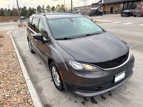 Used 2017 Chrysler Pacifica Touring image 4