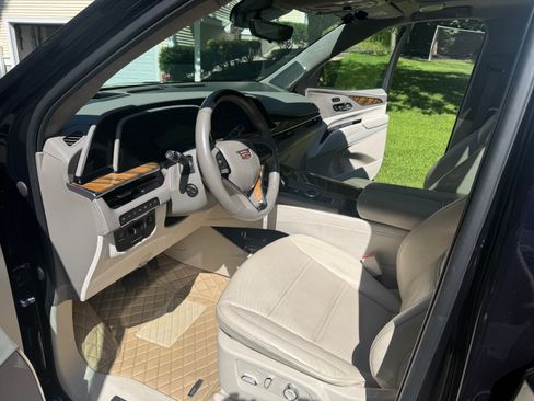 Used 2021 Cadillac Escalade Premium Luxury Platinum AWD/4WD image 23