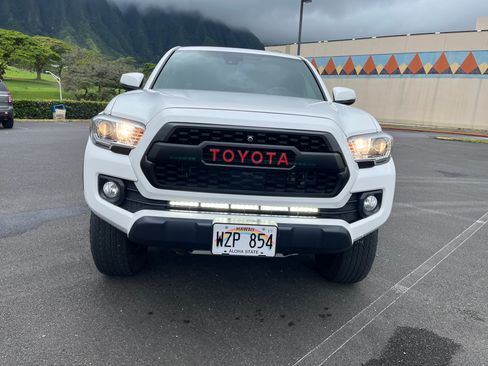 Used 2022 Toyota Tacoma TRD Off-Road w/ Black Out Package (TMS) AWD/4WD image 8