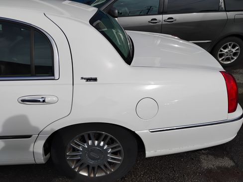 Used 2009 Lincoln Town Car Signature Limited image 14