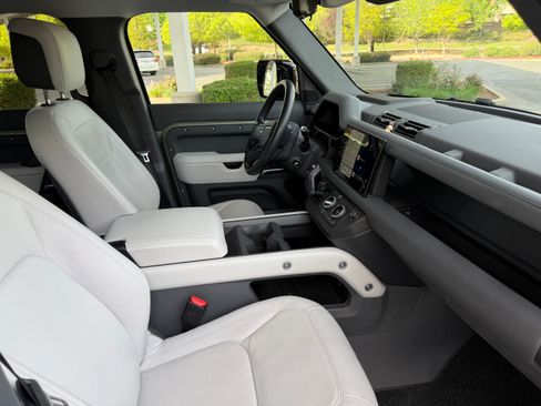 Used 2025 Land Rover Defender 130 X-Dynamic SE image 12