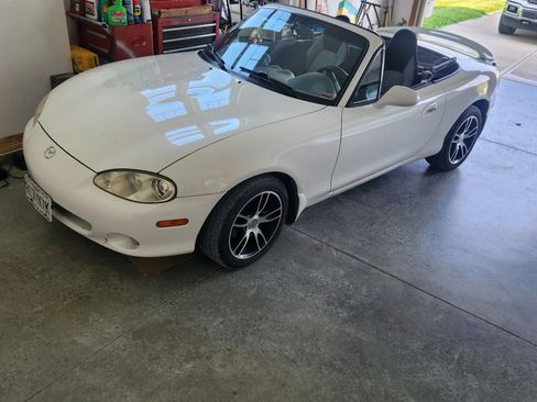 Used 2002 MAZDA MX-5 Miata image 2