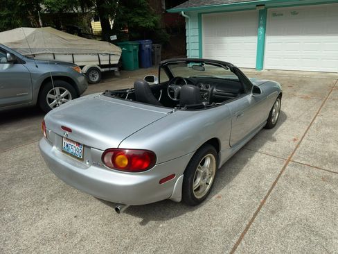 Used 1999 MAZDA MX-5 Miata RWD image 21