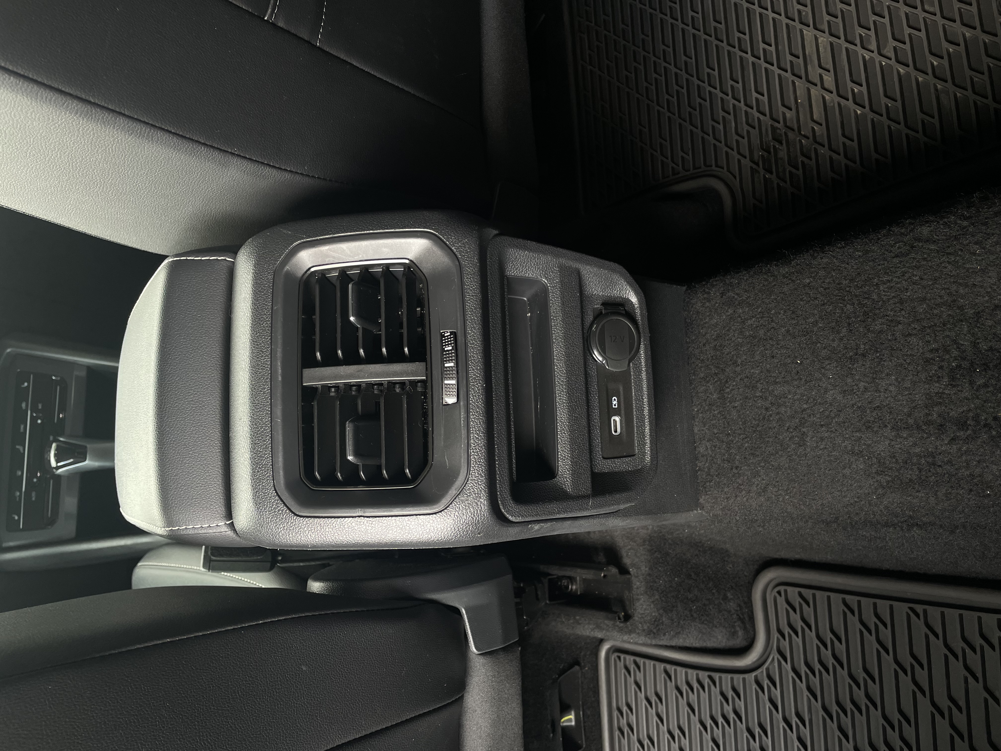 Used 2022 Volkswagen Tiguan SE AWD/4WD image 9